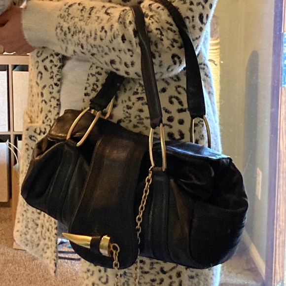 Elegant Black Leather Shoulder Bag with Gold Accents - Picture 13 of 14